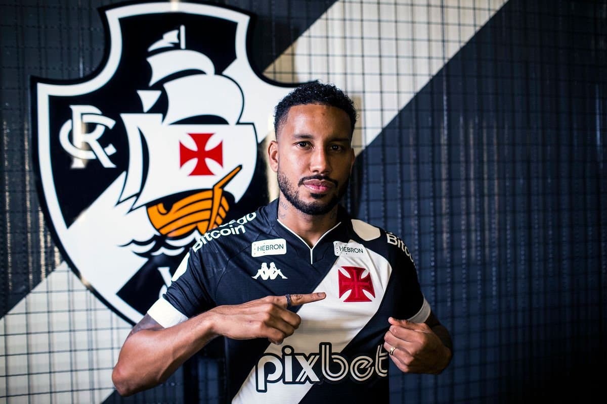 Ibirubense Jair Rodrigues desembarca no Rio para assinar com o Vasco e fazer exames médicos no novo clube