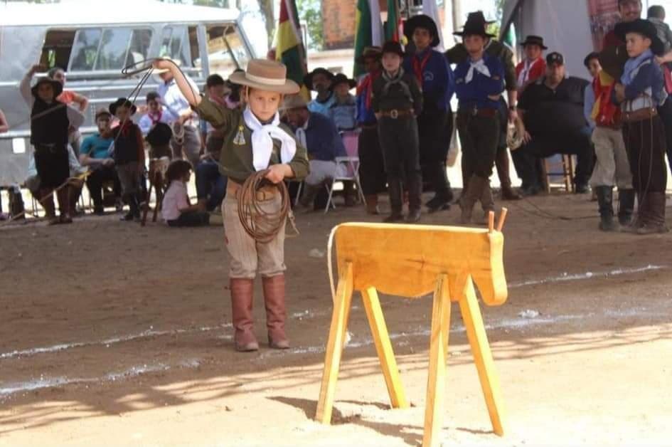 Sophia Menezes Born, a pequena grande representante da cultura gaúcha na 33ª Festa Campeira do RS"