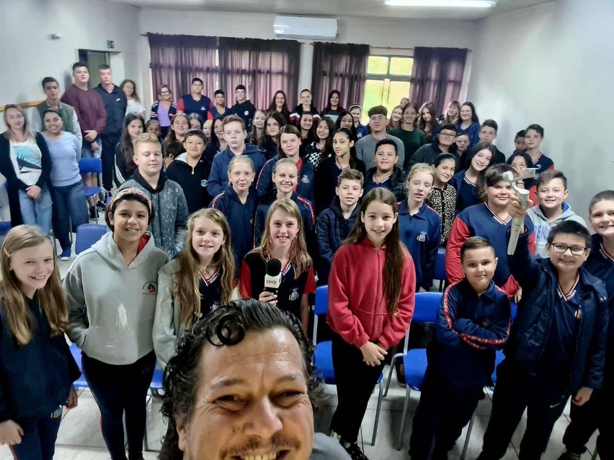 Aluno Repórter desembarca na escola Alfredo Brenner