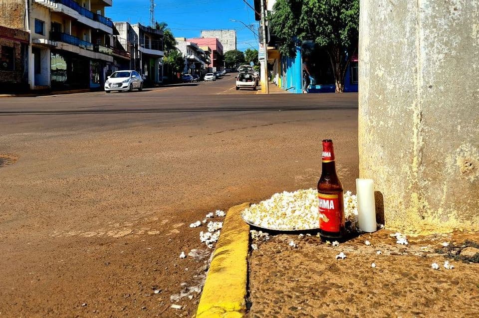 Oferendas religiosas deixadas em esquina geram debate sobre diversidade religiosa em Ibirubá