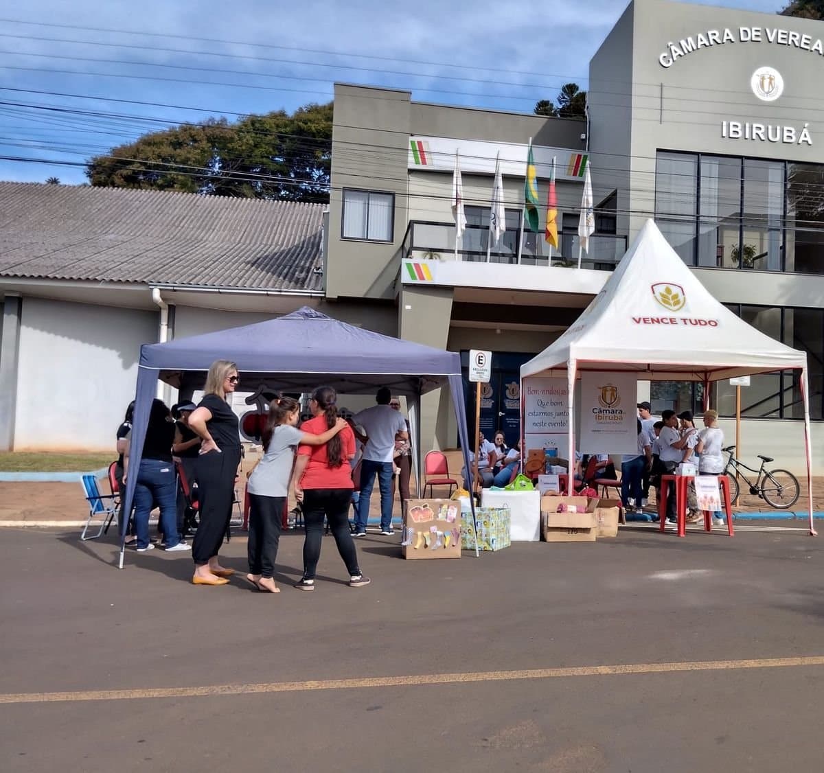 O Dia D da Solidariedade iluminou a tarde deste sábado, 20 de maio, em frente à Câmara Municipal de Vereadores
