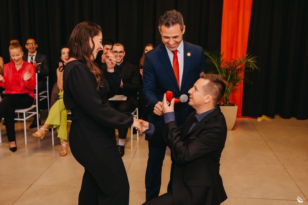 Engenheira Civil é pedida em casamento durante formatura do MasterMind em Ibirubá