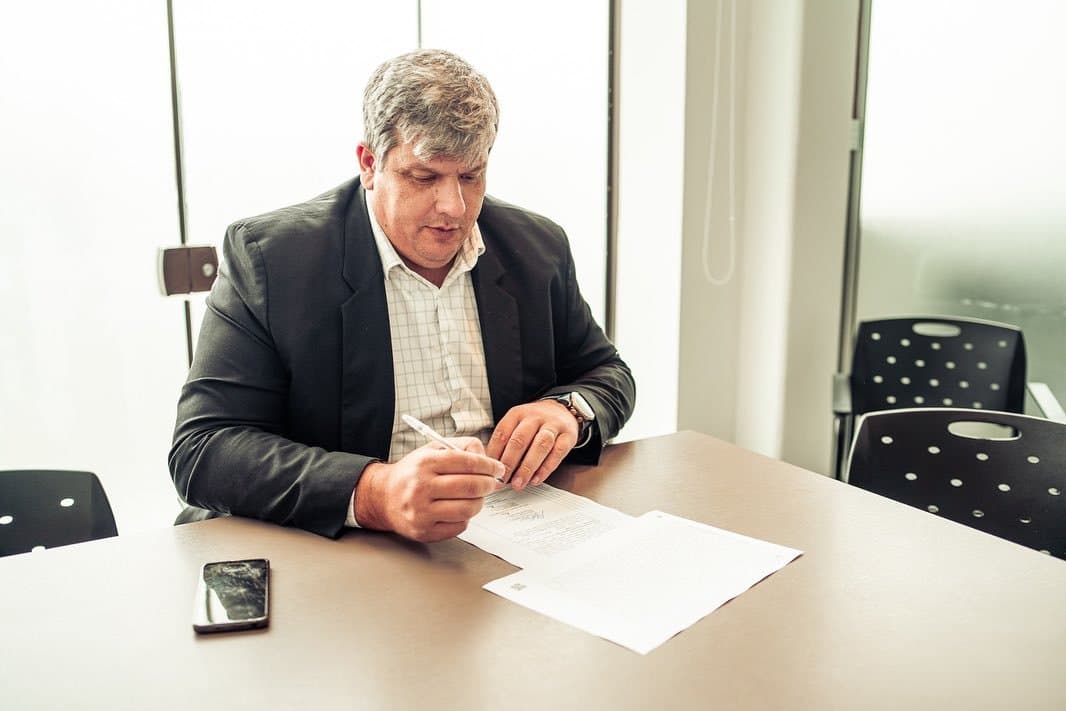 Abel Grave assina transferência de área para novo Fórum de Ibirubá