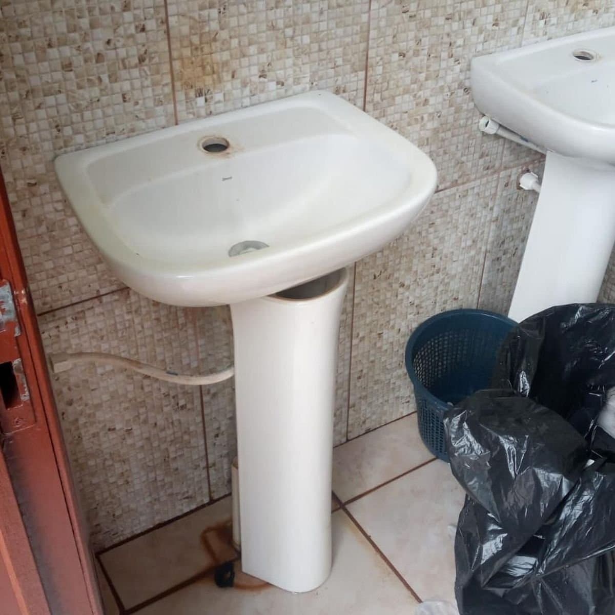 Destruição na praça provoca indignação dos moradores de Quinze de Novembro