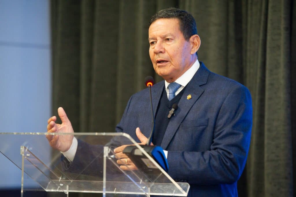 Senador Hamilton Mourão debate Reforma Tributária e cenário político e econômico em palestra em Ibirubá