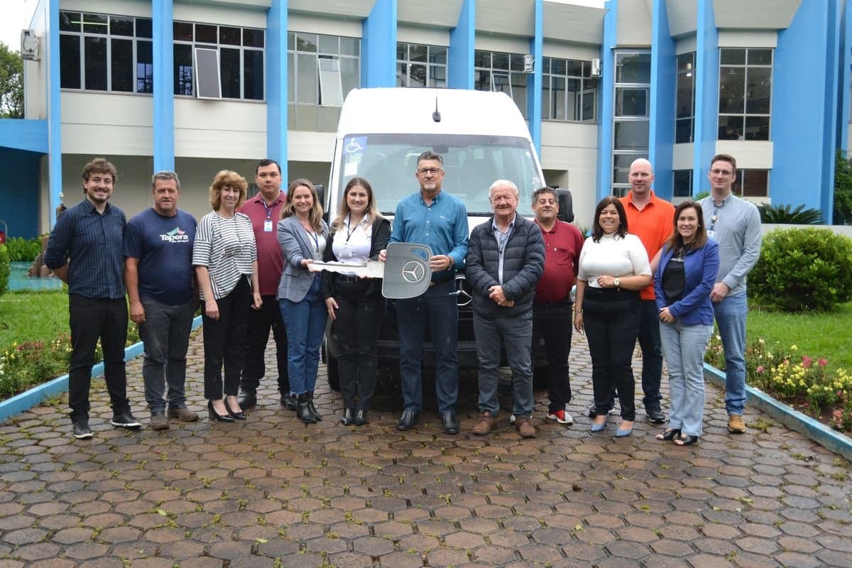 Tapera conquista mais uma Van Sprinter para o transporte da Saúde do município