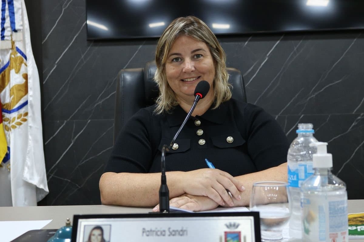 Vereadora Patrícia Sandri questiona a contratação de mil horas máquina pelo município