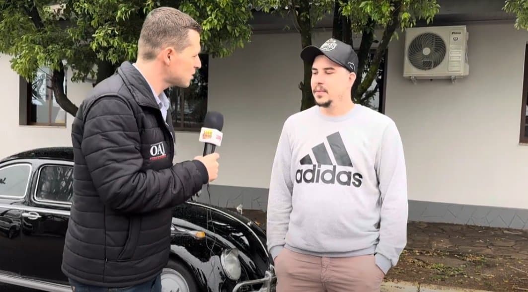 Ibirubá recebe visita de um jovem apaixonado por carros antigos para promover encontro de carros antigos