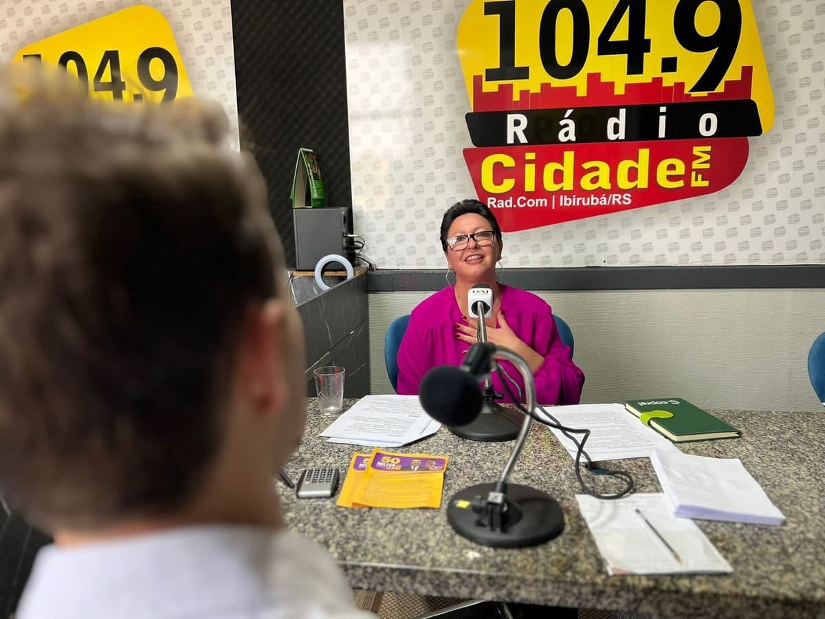 Jeane de Quadros apresenta propostas para habitação e assistência social em sabatina na Rádio Cidade