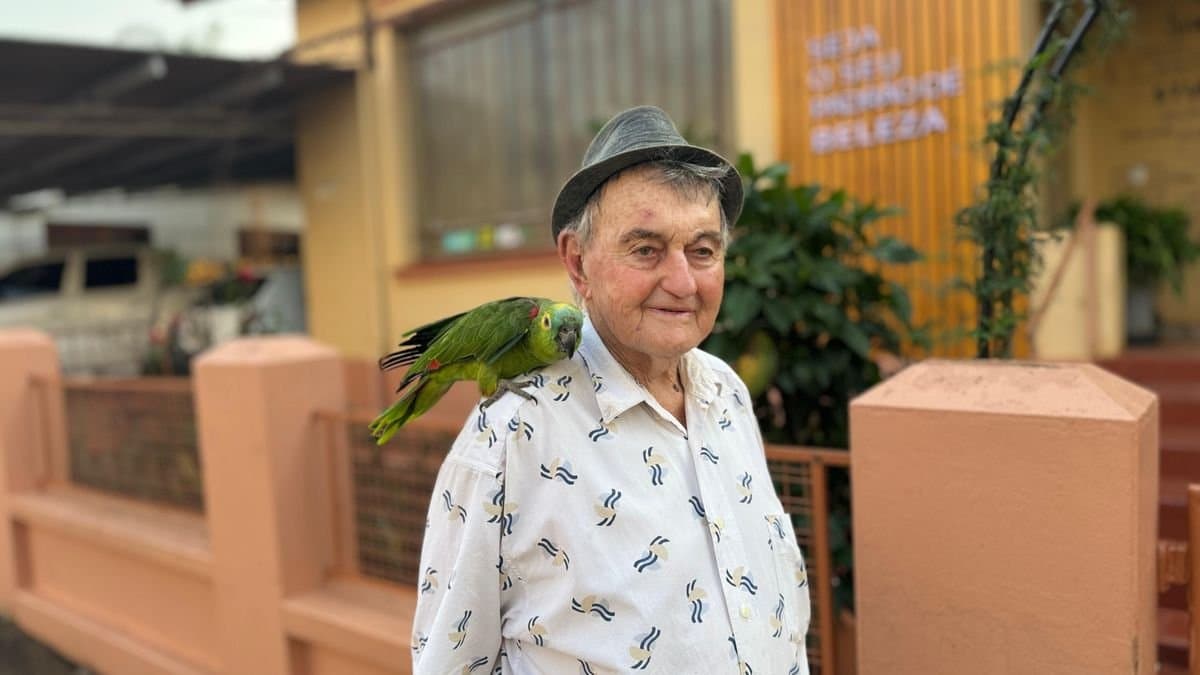 Fifi, o Papagaio de 38 anos que encanta ao lado de seu cuidador de 87 anos