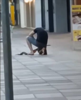 Homem passeia com cobra no pescoço e surpreende pedestres no centro de Ibirubá