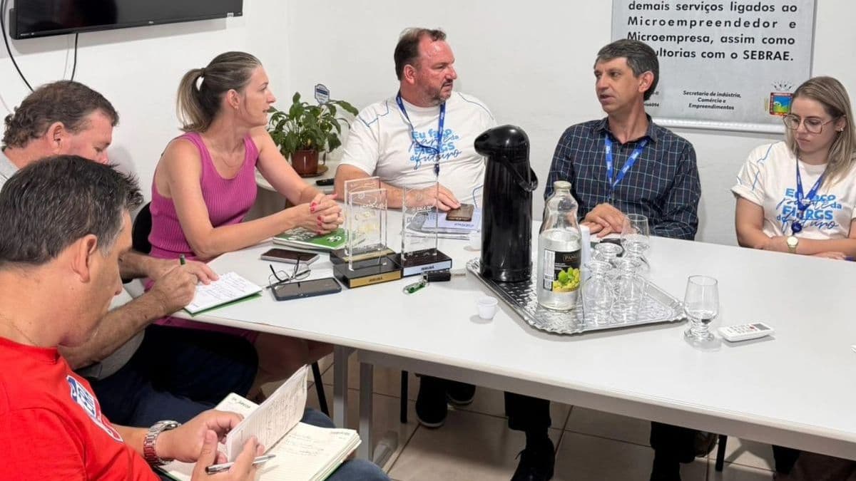 Reunião no Departamento da Indústria e Comércio discute qualificação profissional com o SENAI