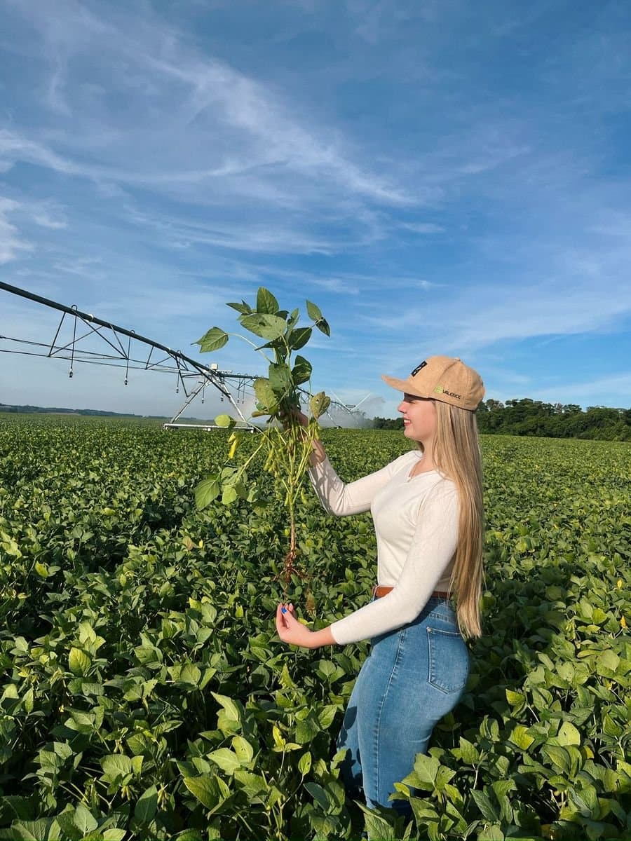 A rotina de Janaína Schmidt, a jovem que planta conteúdo e colhe engajamento