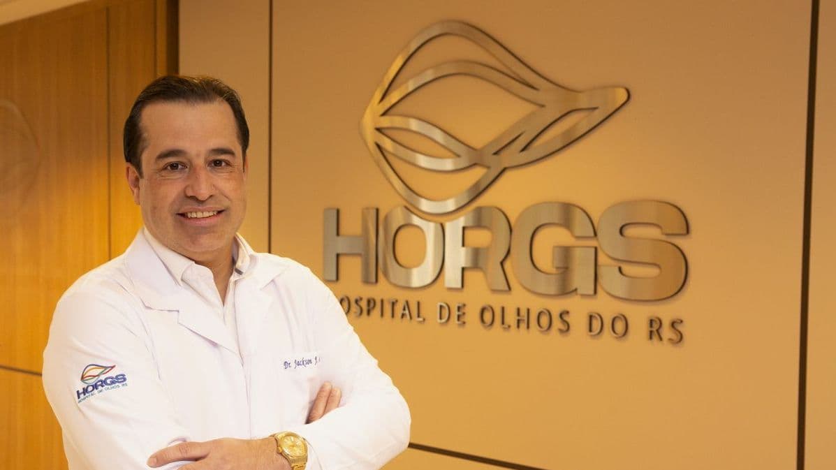 Dr. Jackson Jacques de Castro, referência em oftalmologia, alerta para os riscos do diagnóstico tardio e destaca diferenças entre medir grau e fazer exame completo