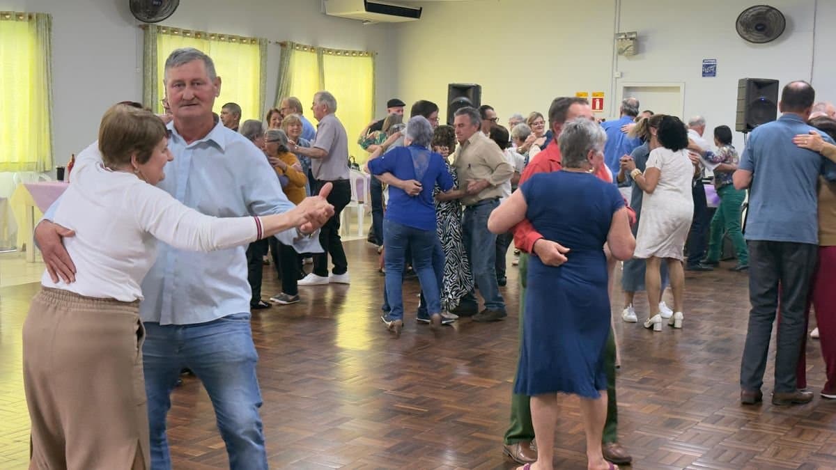 Bailes da terceira idade fortalecem convivência e bem-estar