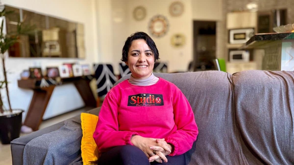 Profe Gio transforma luta contra o câncer em inspiração para outras mulheres
