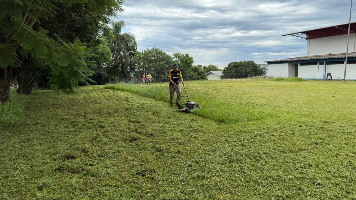 Voluntários realizam mutirão de limpeza no entorno do ginásio da Escola General Osório em Ibirubá