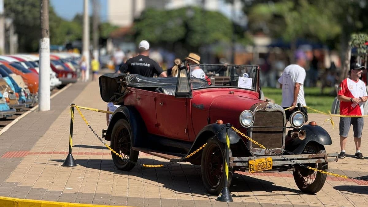Encontro de veículos antigos reúne mais de 240 inscritos de 15 cidades da região